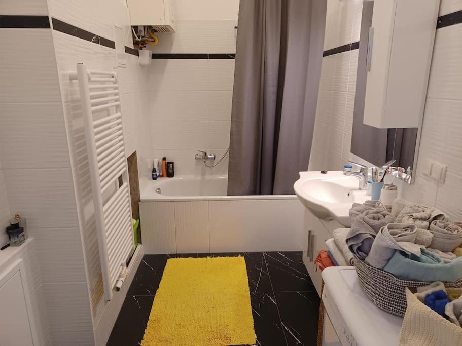 Apartment Schöne Sehr Zentral 94 Quadratmeterhoche Decke *