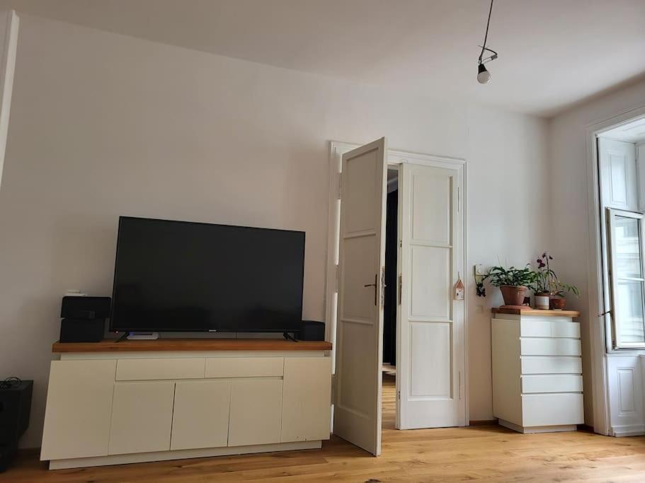 Schöne Sehr Zentral 94 Quadratmeterhoche Decke *